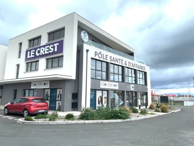 Le bâtiment Pôle Santé et d’Affaires du Centre LE CREST, à Claira