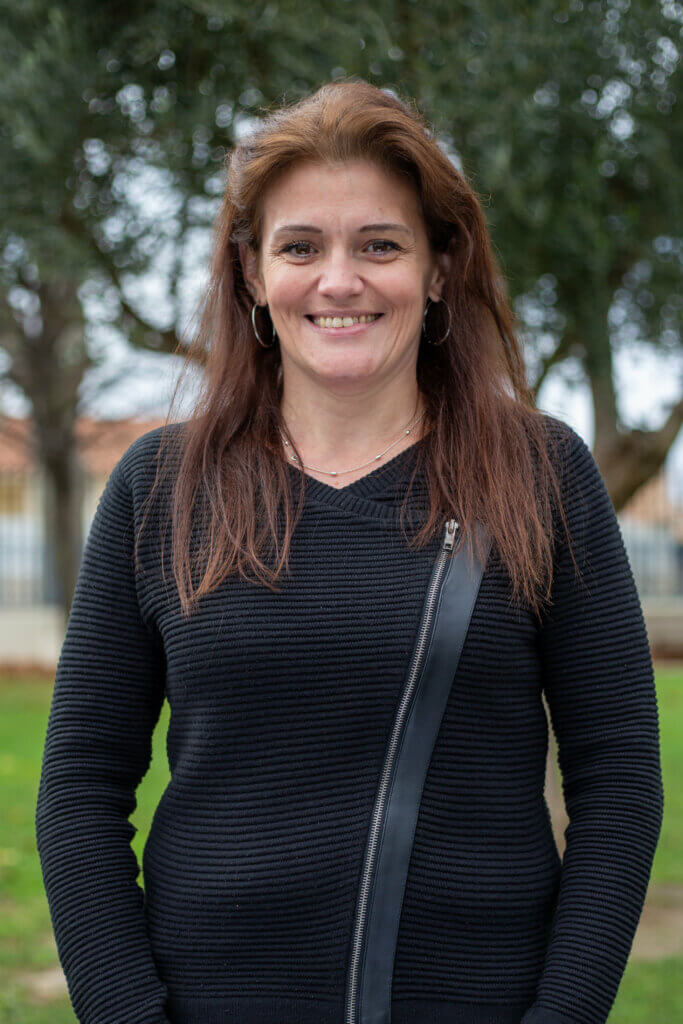 Laëtitia Cadène, au bureau d’accueil du Centre LE CREST